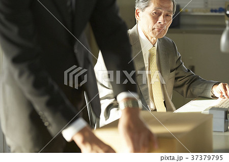 私物をまとめるビジネスマン 私物をまとめるビジネスマン 37379795