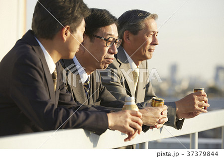 屋上で休憩するビジネスマン 37379844