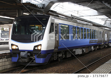 秋田駅に停車中のリゾートしらかみ（青池編成） 37379877