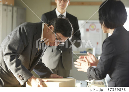 退職　別れの挨拶　ビジネスマン 37379878