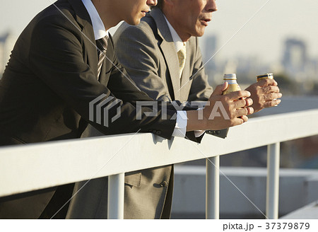 屋上で休憩するビジネスマン 37379879