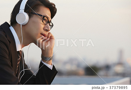 屋上で休憩するビジネスマン 屋上で休憩するビジネスマン 37379895