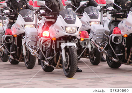 白バイの車列 白バイの車列 37380690