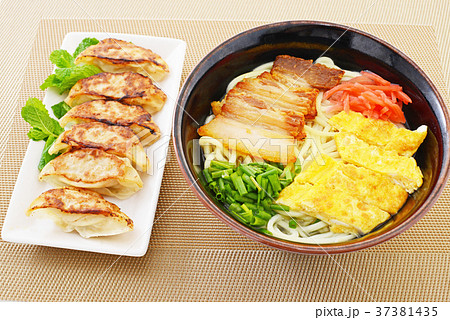 沖縄料理の沖縄そば 37381435