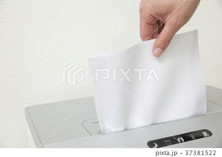 シュレッダーをかけるビジネスマン手元 37381522