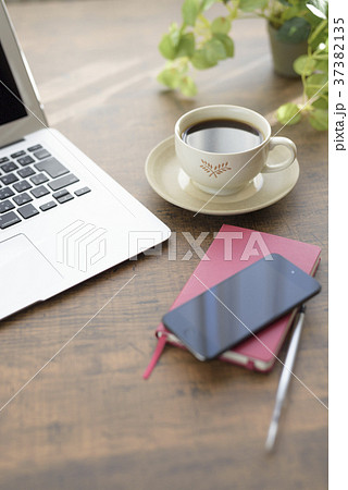 ノートパソコンとコーヒー（休憩イメージ） 37382135
