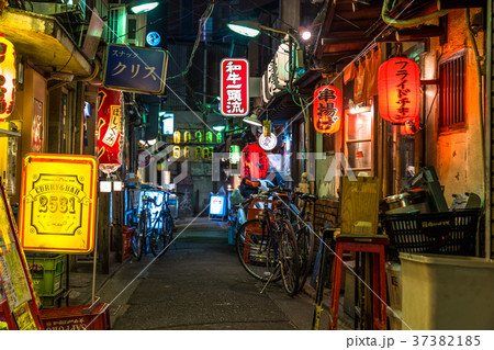東京都 ノスタルジックな三軒茶屋 飲み屋街の写真素材