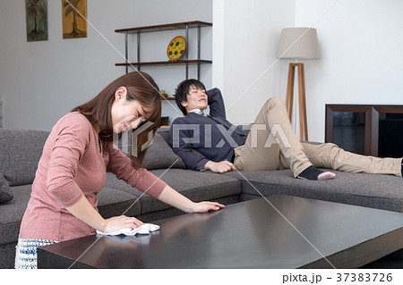 夫がゴロゴロする中掃除をする妻 37383726