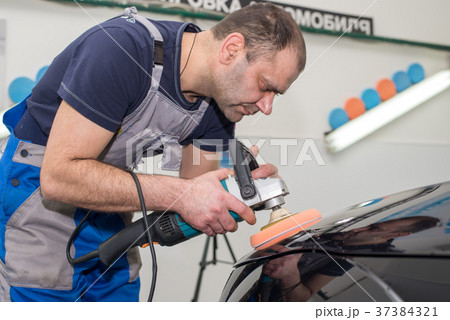 A man polishes a black car 37384321