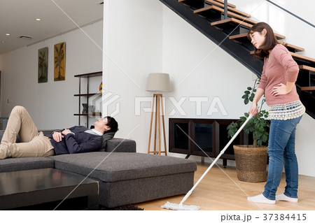 夫がゴロゴロする中掃除をする妻 夫がゴロゴロする中掃除をする妻 37384415