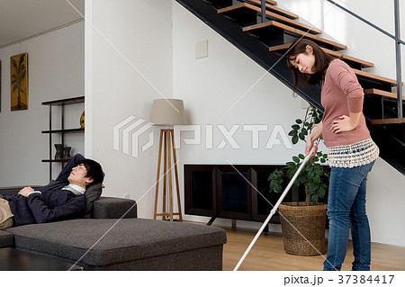 夫がゴロゴロする中掃除をする妻 夫がゴロゴロする中掃除をする妻 37384417