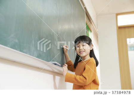 勉強 教室 女性 37384978