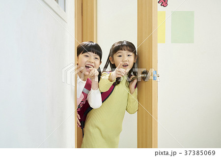 ドア 子供 女性 37385069