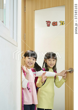 ドア 子供 女性 37385103