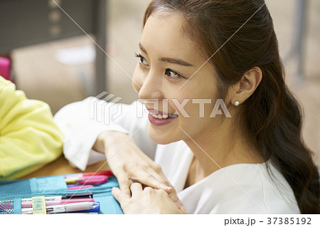 教師 先生 女性 37385192