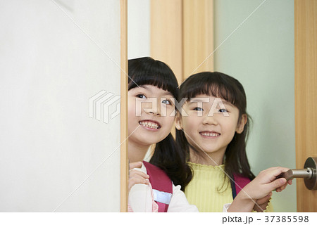 ドア 子供 女性 37385598