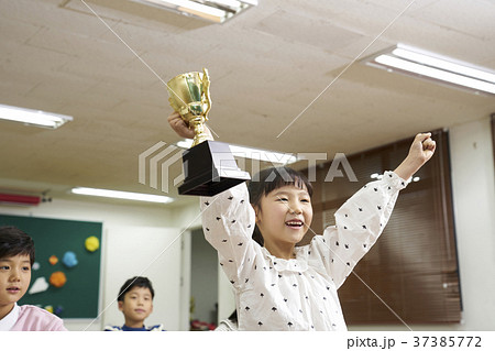 教室 子供 女性 37385772