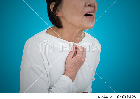 シニア　胸の痛み 37386306