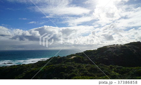 太陽と海と山 オーストラリア 西海岸の写真素材