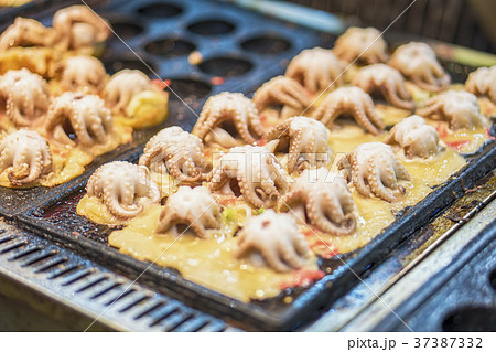 Making Takoyaki by big squid Floating market 37387332