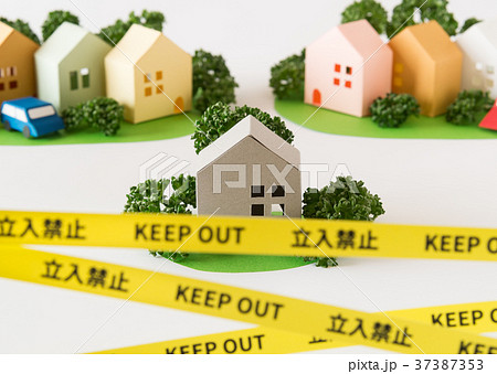 規制線　立入禁止　事件現場　事故物件　境界線　犯罪　不動産　近所トラブル　テープ　KEEP OUT 37387353