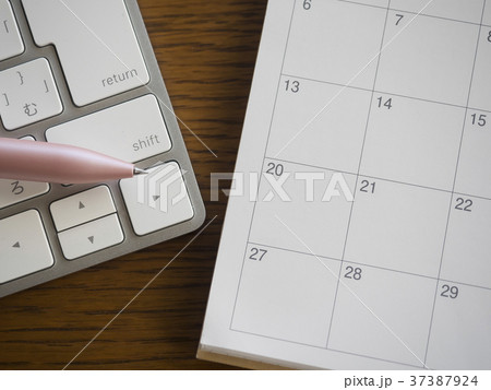 ビジネスイメージ・カレンダー・キーボード・女性 37387924