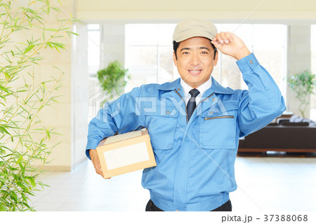 荷物を運ぶ笑顔の男性 37388068