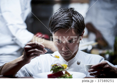 キッチンで調理するシェフ 37389251
