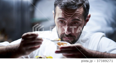 キッチンで調理するシェフ 37389271