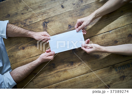 面接　履歴書を渡す 37389274