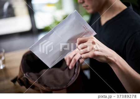 面接　履歴書を渡す 37389278
