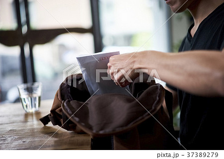 面接　履歴書を渡す 37389279