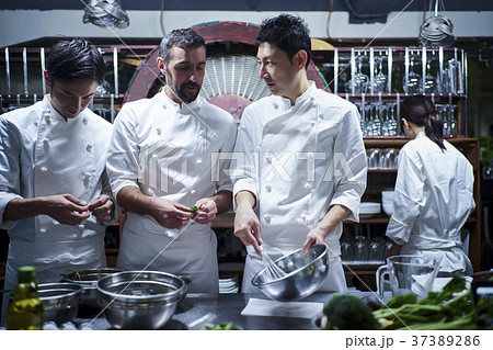 キッチンで調理するシェフ 37389286