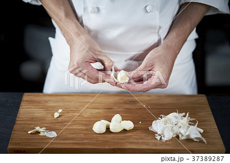 調理するシェフの手元 37389287