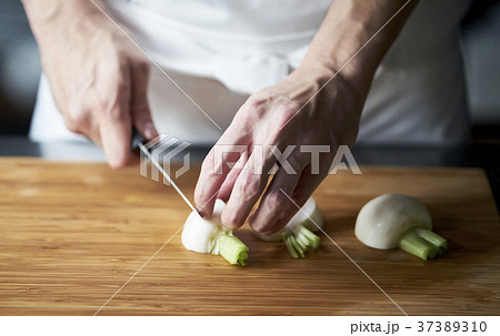 調理するシェフの手元 37389310