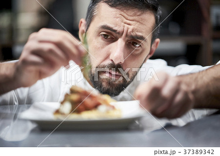 キッチンで調理するシェフ 37389342