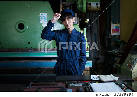 町工場　労働者 37389394