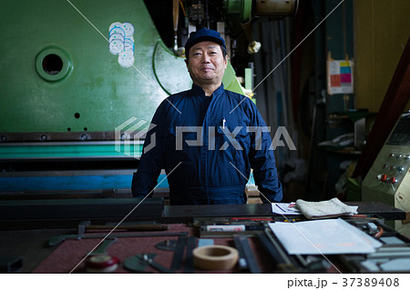 町工場 労働者の写真素材