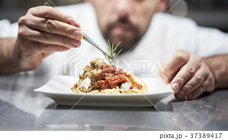 キッチンで調理するシェフ キッチンで調理するシェフ 37389417