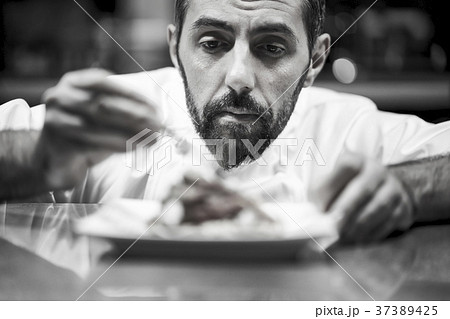 キッチンで調理するシェフ 37389425