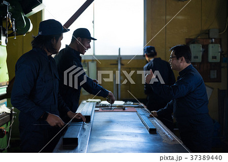 町工場　労働者の研修 37389440