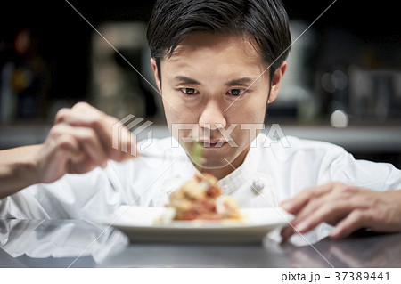 キッチンで調理するシェフ 37389441