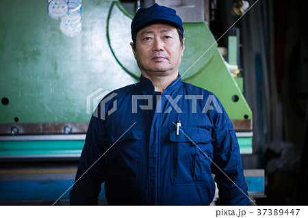 町工場 労働者の写真素材