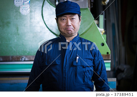 町工場　労働者 37389451