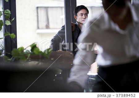レストランに入る男性 37389452