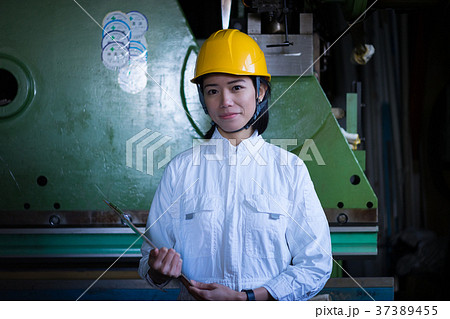 町工場　労働者 37389455