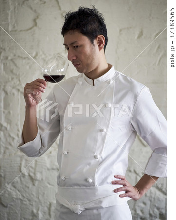 ワインをチェックするシェフ ワインをチェックするシェフ 37389565