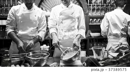 キッチンで調理するシェフ 37389575
