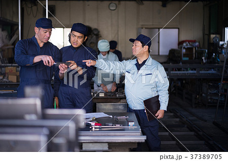 町工場　労働者の研修 37389705