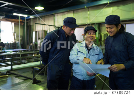 町工場　労働者の研修 37389724